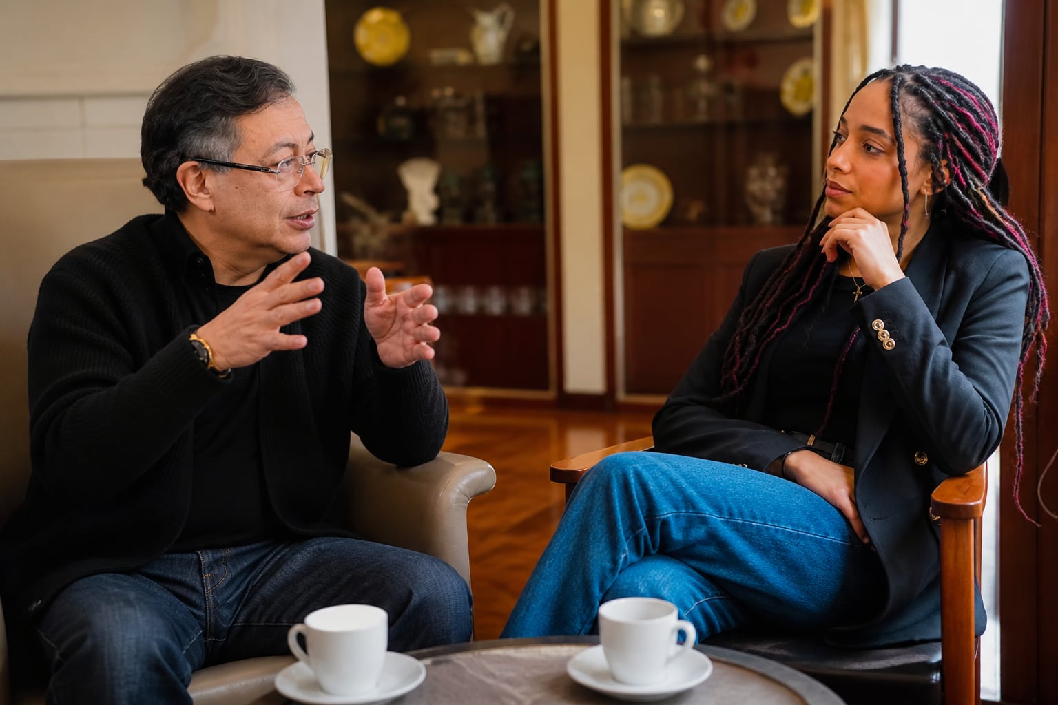 El expresidente Gustavo Petro fue el principal defensor de Juliana Guerrero, que reconoció haber presentado diplomas falsos para aspirar al viceministerio de Juventudes - crédito Imagen Ilustrativa Infobae