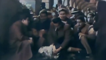 Los manifestantes intentan salvarle la