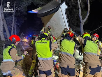 Tres dotaciones y una unidad de mando del Consorcio Provincial de Bomberos de Castellón, procedentes de los parques de Plana Baixa y Espadà Millars, participaron en la asistencia y liberación de los ocupantes (X / @BombersDipcas)