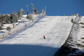Una persona baja esquiando por