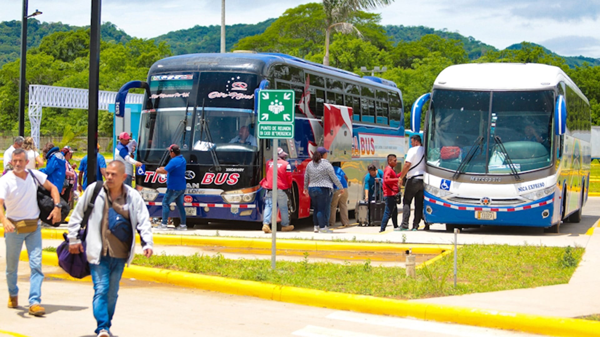 Las aduanas de Nicaragua decomisan libros, periódicos y biblias a los viajeros. Las empresas de transporte piden que no se lleven estos objetos para