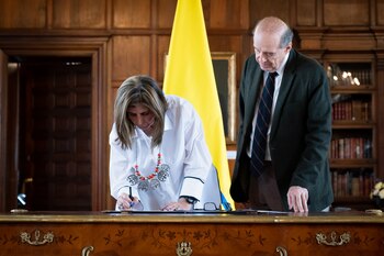 Posesión Laura Gil en el