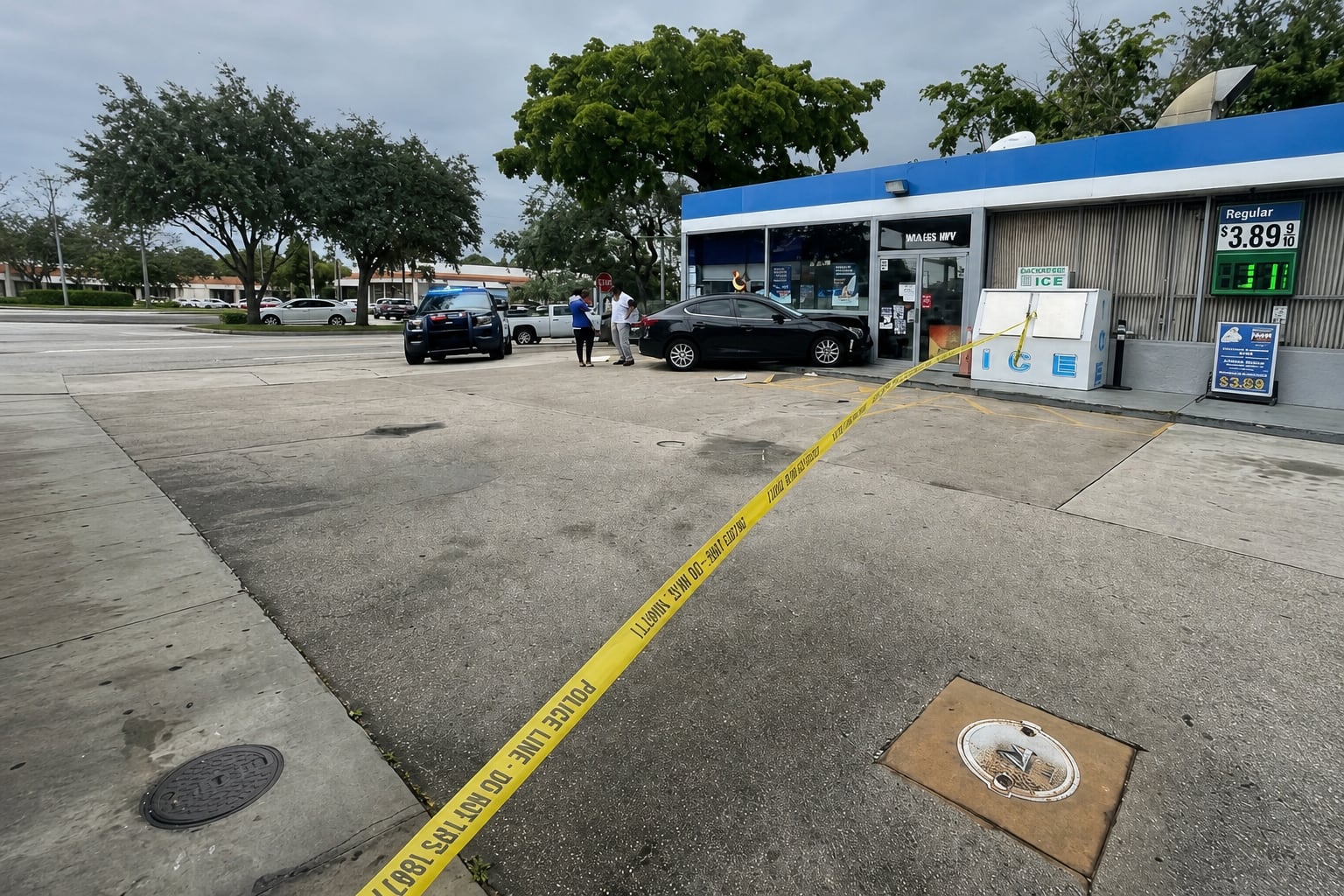 Una mujer fue arrestada y una persona hospitalizada tras un choque múltiple en el que un vehículo impactó contra una gasolinera en Florida