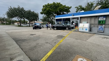 Una mujer fue arrestada y una persona hospitalizada tras un choque múltiple en el que un vehículo impactó contra una gasolinera en Florida