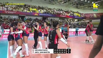 Jugadoras de voleibol con uniformes rojos y azules se abrazan en la cancha, con el marcador de 3-2 sets mostrando la victoria de Universidad San Martín