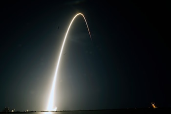 El estudio recomienda limitar la cantidad de satélites visibles desde la Tierra para preservar el cielo nocturno. (AP)