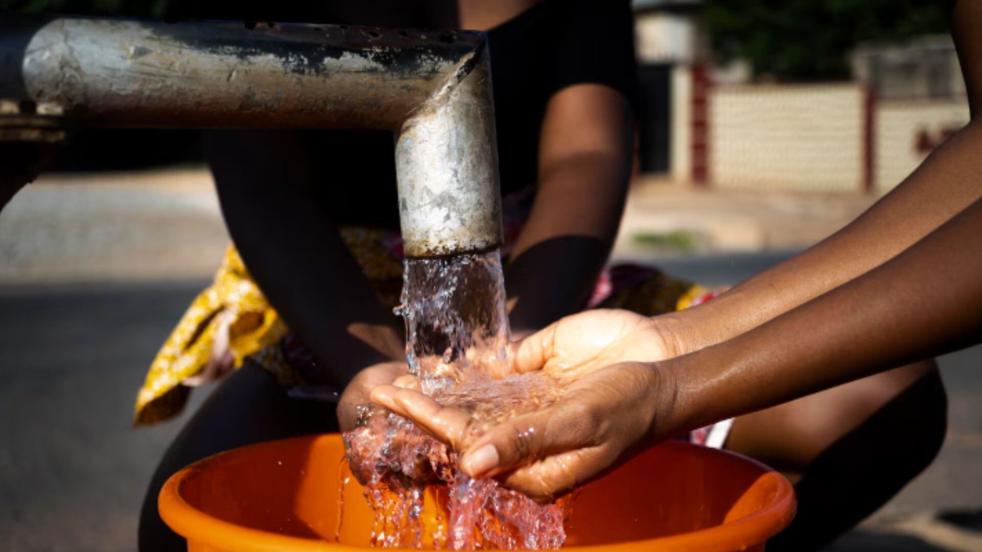 Los vecinos de Lima deben estar atentos para ahorrar agua en sus hogares - Créditos: Magnific.