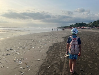 Un niño camina por una playa contaminada por basura de plástico en Bali, Indonesia. REUTERS/Ian Ransom