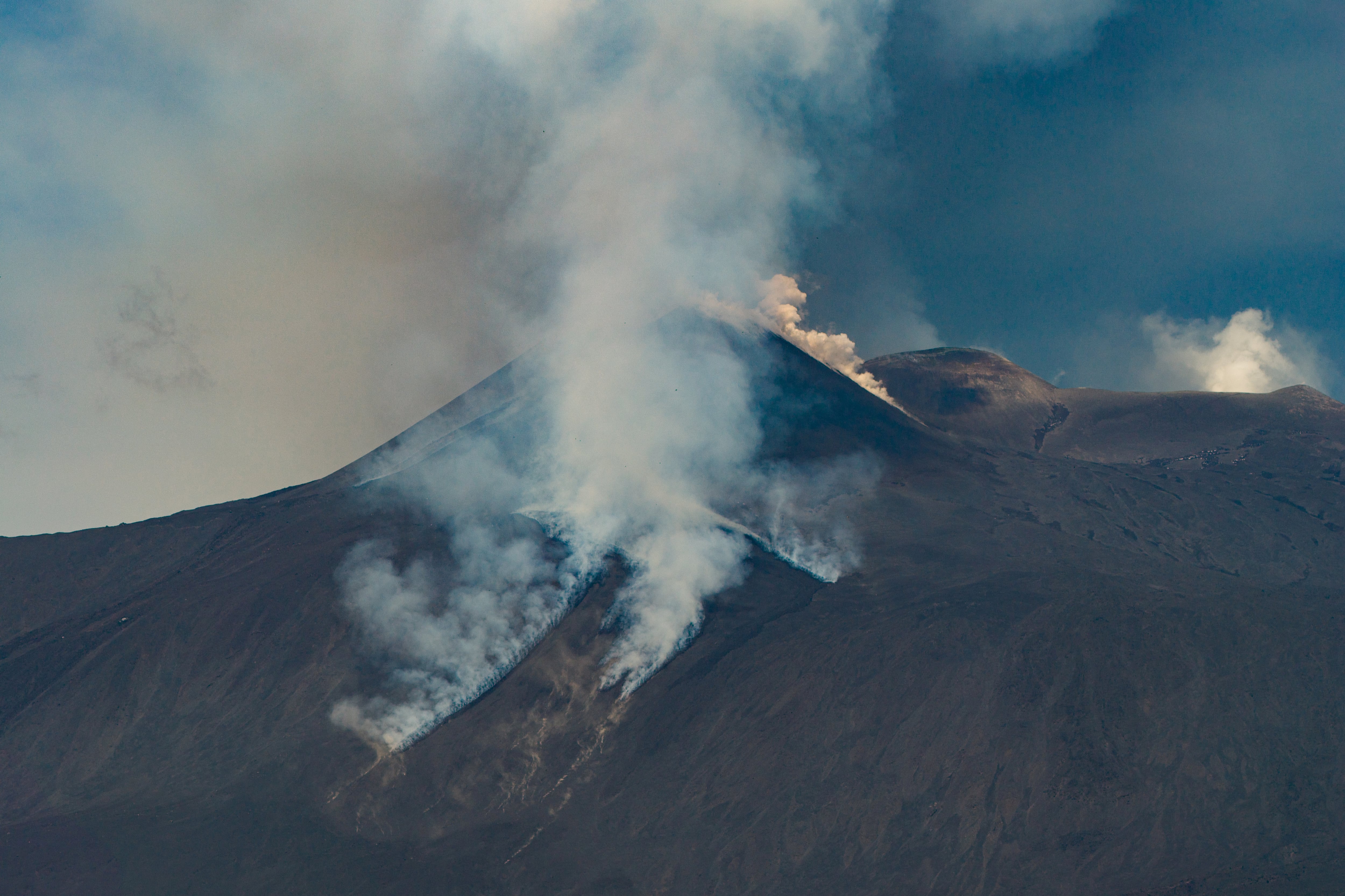 El magma del Etna es de baja viscosidad por eso sus erupciones suelen generar más lava que explosiones violentas según los especialistas (REUTERS/Giuseppe di Stefano)