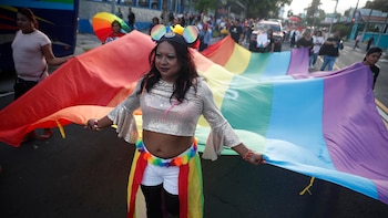 En fotos: Centenares de personas marcharon en San Salvador por los derechos LGBTIQ+