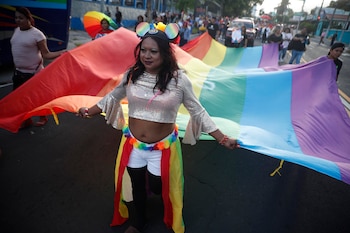Cientos de salvadoreños exigen respetar derechos de personas LGBTIQ+ en marcha de Orgullo