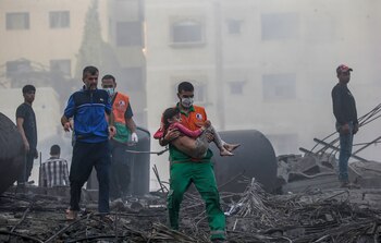 Un palestino carga a una