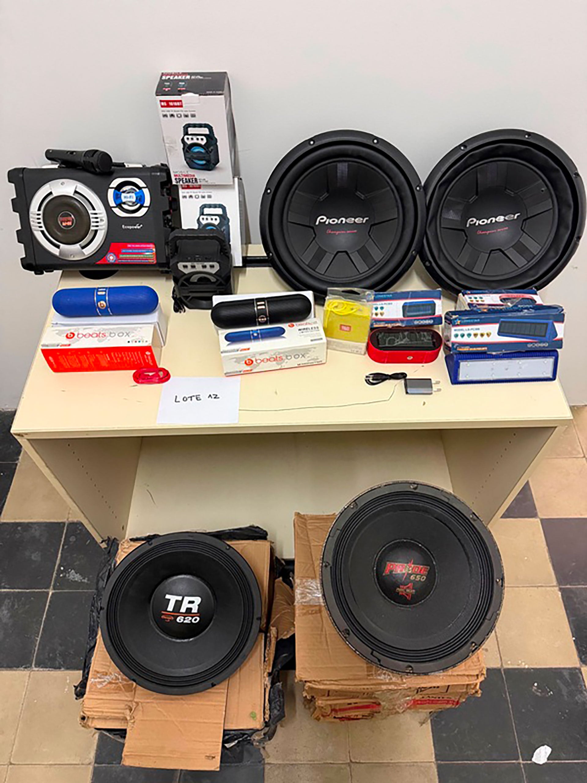 Entre los equipos de audio que saldrán a remate se encuentran consolas Pioneer, parlantes JBL y amplificadores de distintas marcas