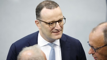Dimite el líder del bloque conservador del Parlamento por tener un hijo por gestación subrogada en EEUU
