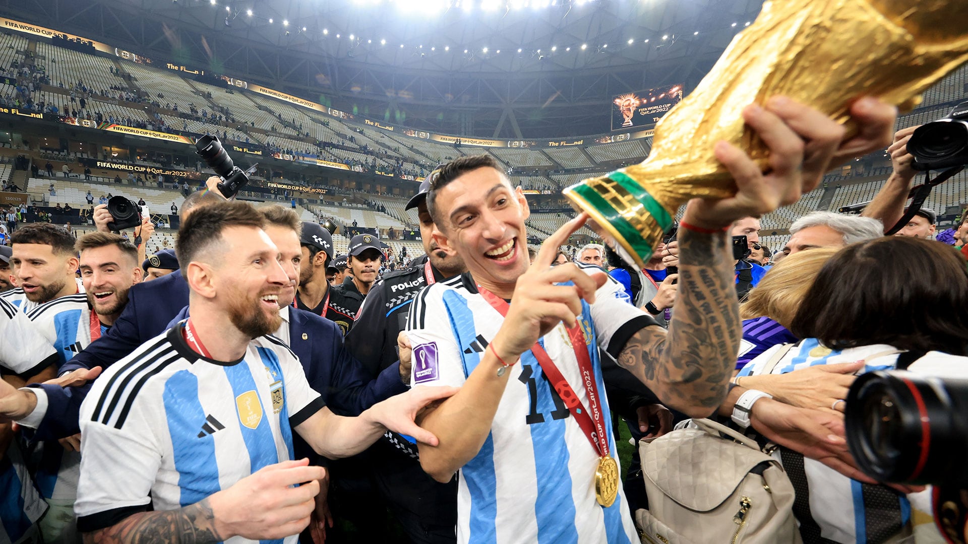Messi y Di María con la Copa del Mundo en Lusail el 18 de diciembre de 2022 (Gustavo Pagano/Getty Images)