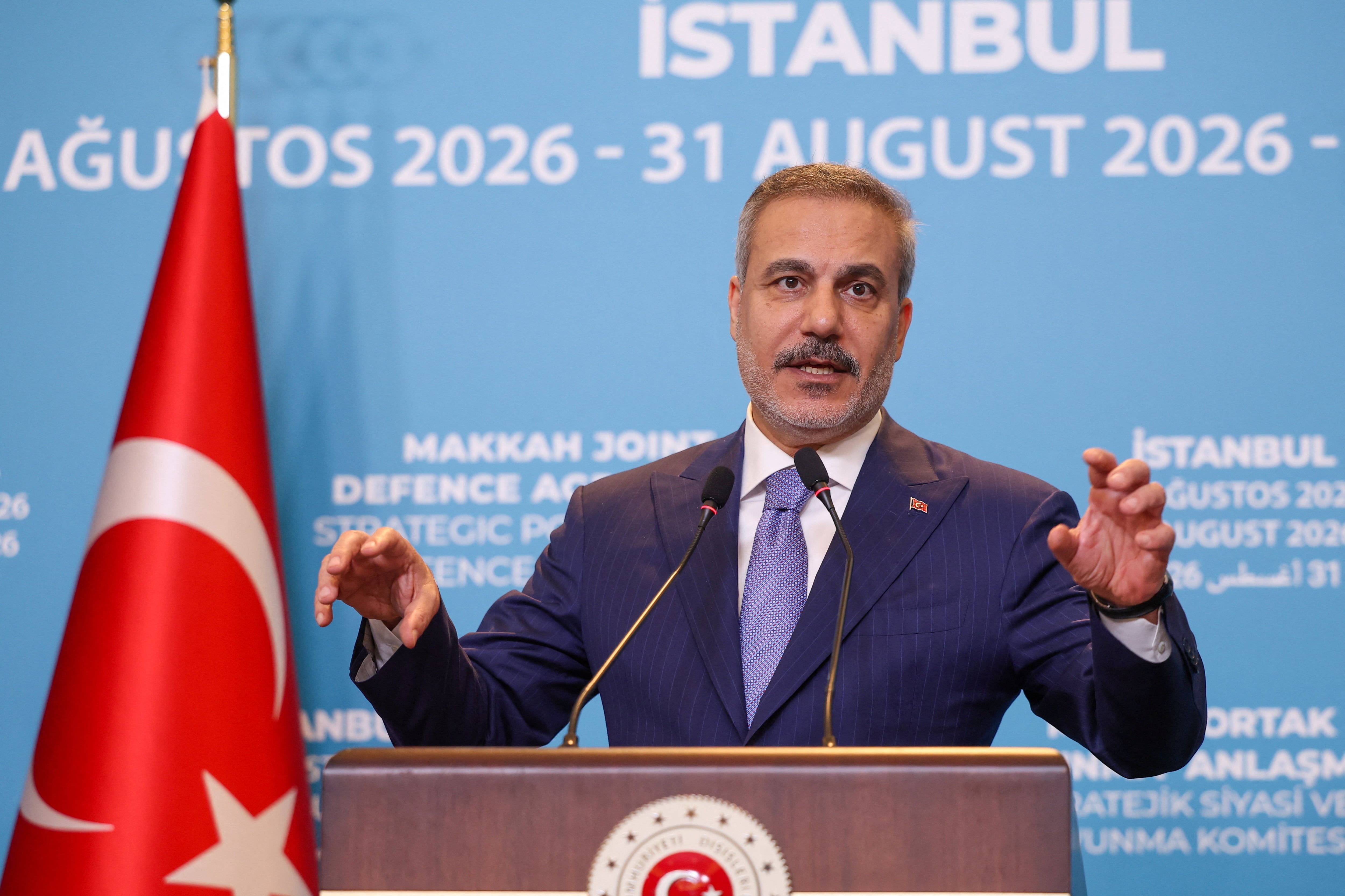 El canciller turco Hakan Fidan, durante la rueda de prensa posterior a la primera reunión ministerial del Acuerdo de Defensa Conjunta de La Meca, en Estambul. (REUTERS/Murad Sezer)