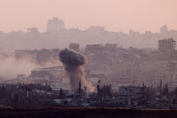 El humo se eleva desde