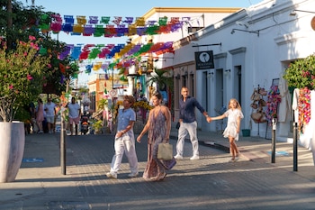 Calles empedradas, arte local y