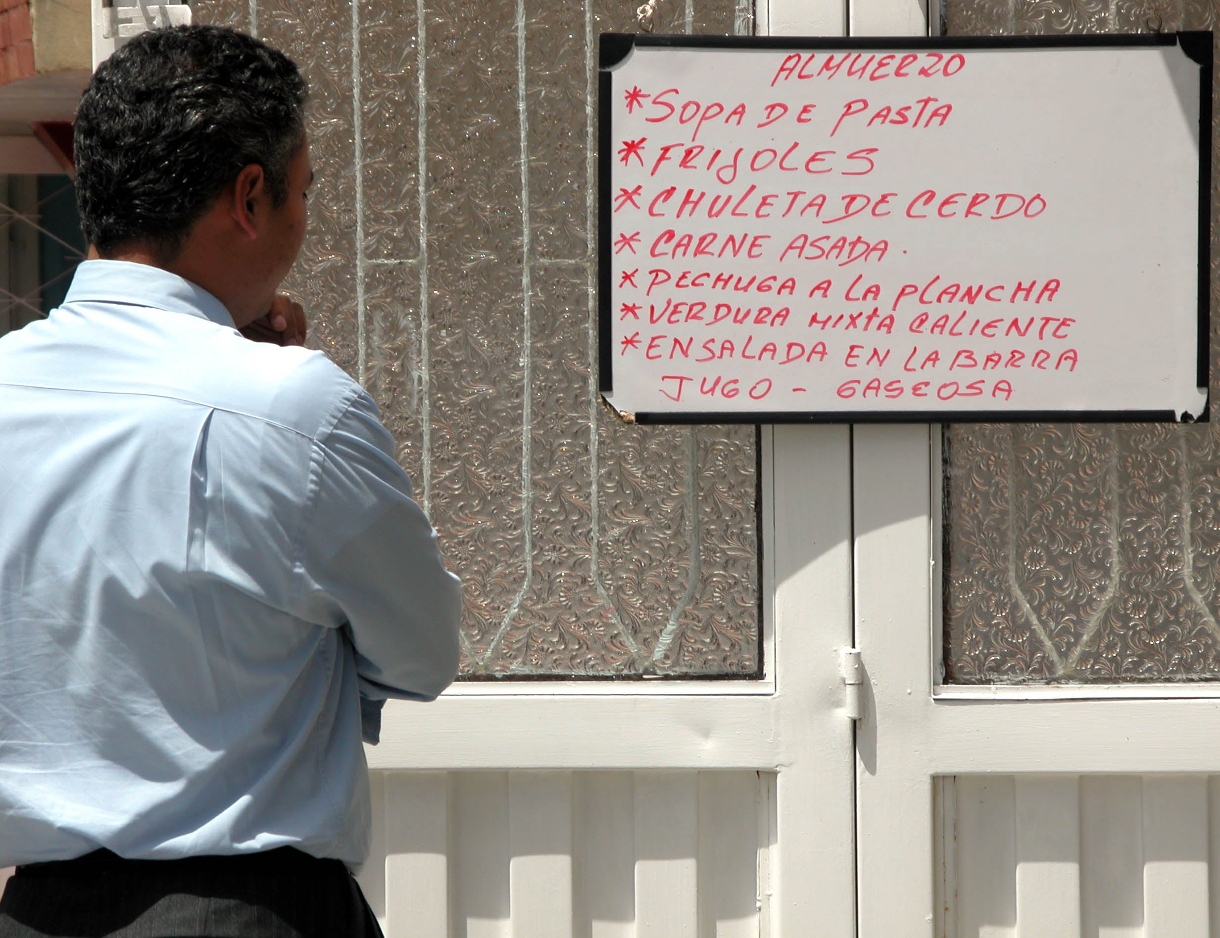 La industria formal de alimentos y bebidas enfrenta retos adicionales por el aumento de obligaciones administrativas. - crédito Colprensa