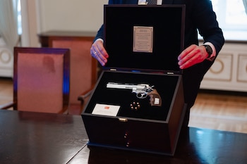 Recep Tayyip Erdogan entregó en la cumbre de la OTAN un revólver Sarsilmaz SR38 grabado con el nombre de cada mandatario (Photo by Eitvydas Kinaitis/OFFICE OF THE LITHUANIAN PRESIDENT/AFP)