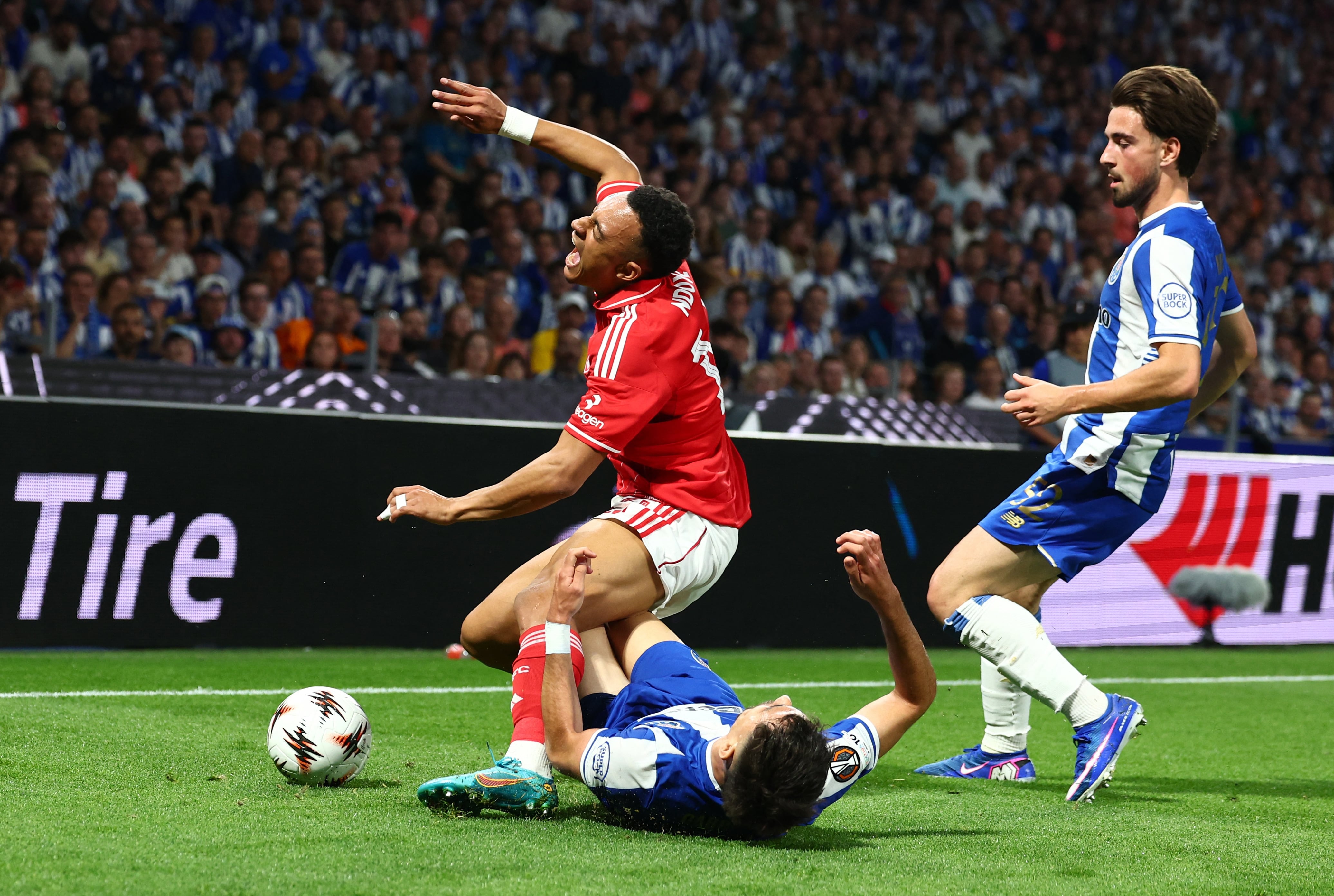 La jugada en la que Martim Fernandes recibió un golpe en su tobillo y tuvo que marcharse lesionado (REUTERS/Pedro Nunes)