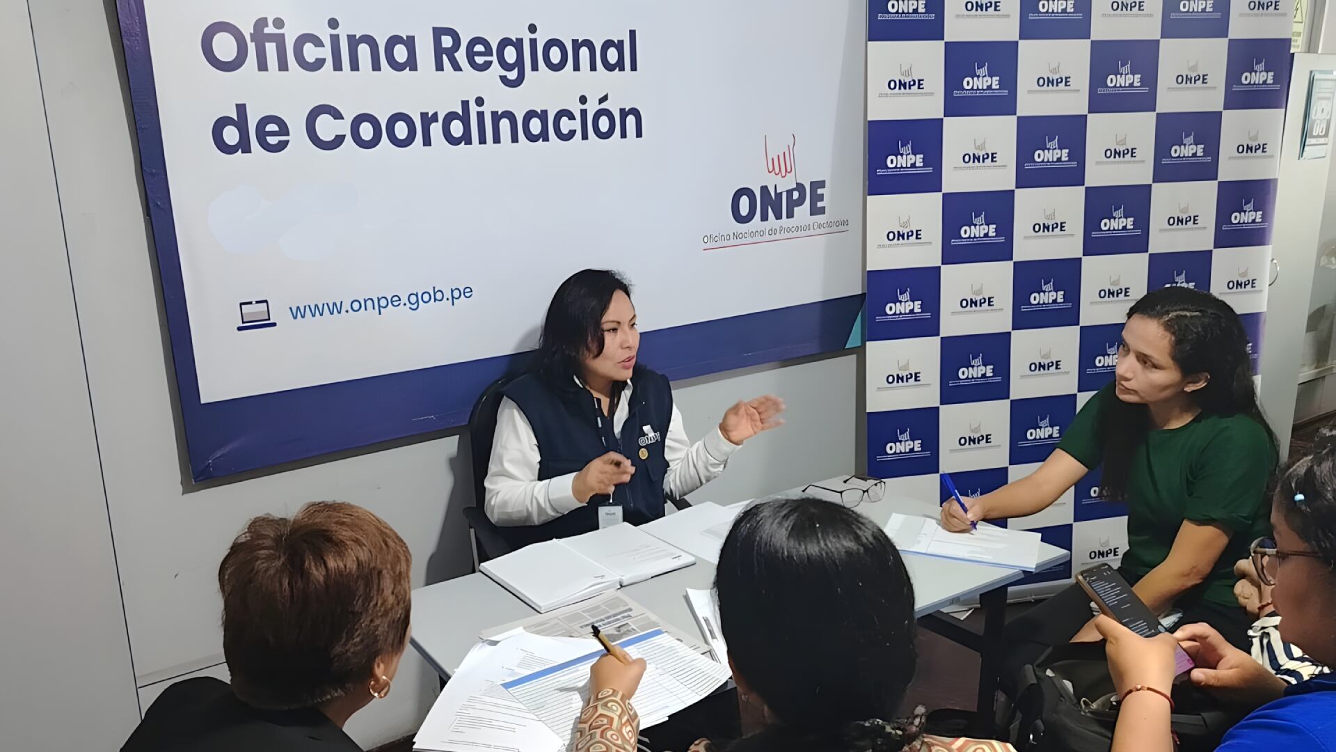 La ONPE instaló más de 570 mesas de votación en todo el país, con Lima Metropolitana como la región con mayor número de locales habilitados para las primarias. (ONPE)