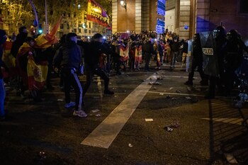 Varios manifestantes se enfrentan a la Policía, durante una protesta contra la amnistía, frente a la sede del PSOE, a 11 de noviembre de 2023. (España). (Alejandro Martínez Vélez/Europa Press)