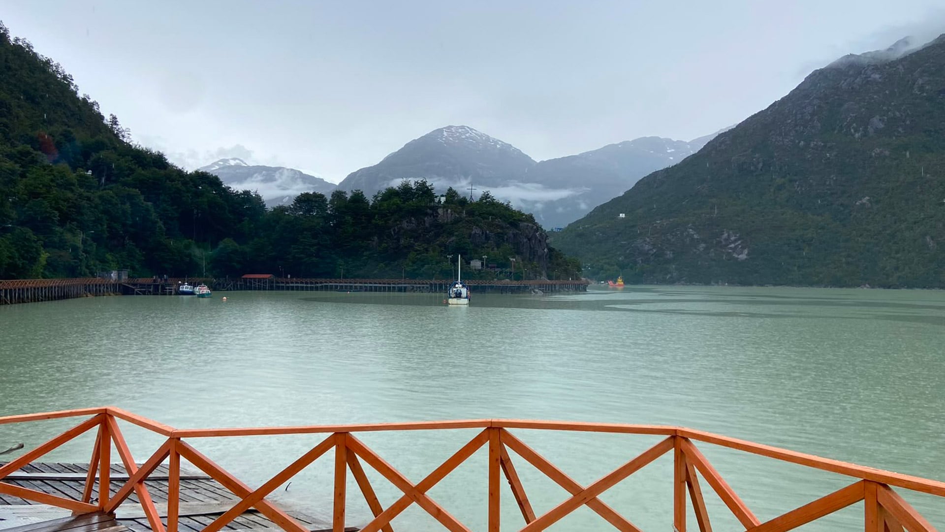 Desde el puerto parten excursiones hacia la Isla de los Muertos y otros paisajes vinculados a los campos de hielo patagónicos.
A 125 kilómetros de Cochrane, la ciudad más cercana, Caleta Tortel conserva una dinámica marcada por el aislamiento y la vida comunitaria.
Nicolás dejó atrás un trabajo de dos décadas para recorrer la Patagonia y mostrar en redes sociales destinos poco conocidos como este pueblo sin calles