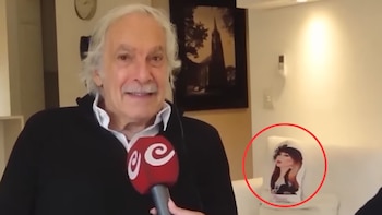 En medio de su entrevista, una almohada de Moria llamó la atención ante la cámara (Captura de video)