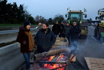 Agricultores franceses bloquean la carretera