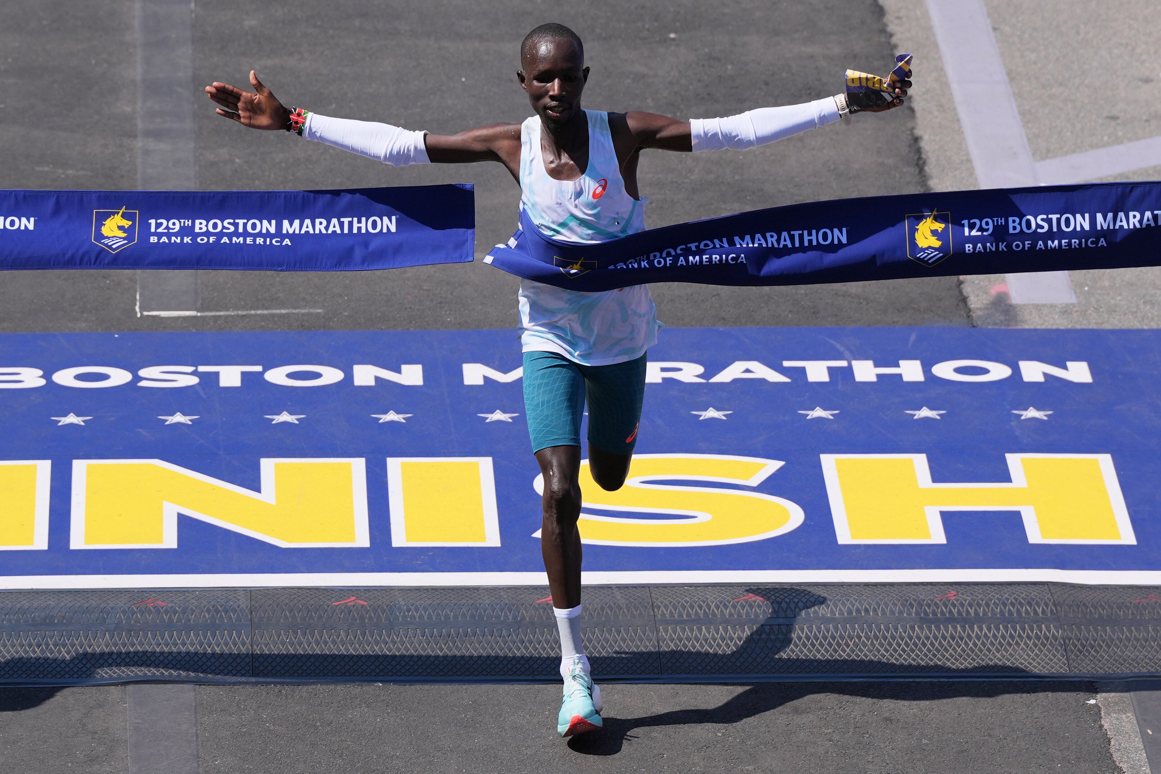 John Korir cruza la meta al ganar la Maratón de Boston, en abril de 2025. La maratón implica dolor físico y mental pero también placer y transformación en un equilibrio que se construye en cada kilómetro (AP Foto/Charles Krupa)