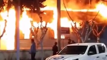 Un feroz incendio arrasó por completo con un edificio histórico del municipio de una localidad de Río Negro
