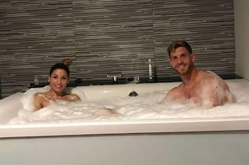 La foto que compartió Ansaldi a días del Mundial junto a su esposa que había generado polémica