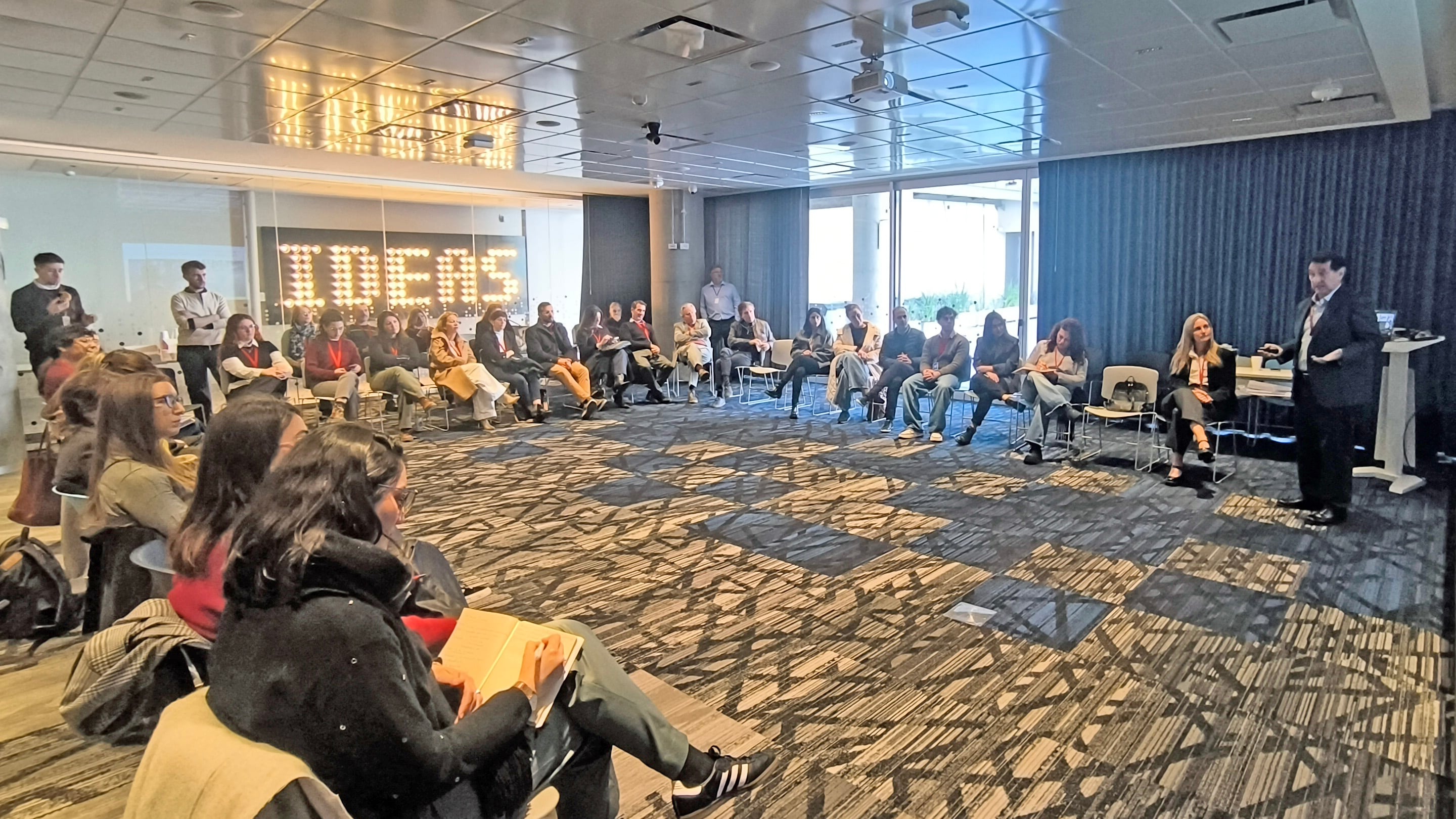 La neuroeducación centró el conversatorio sobre cómo preparar a los jóvenes para un mundo laboral en cambio
