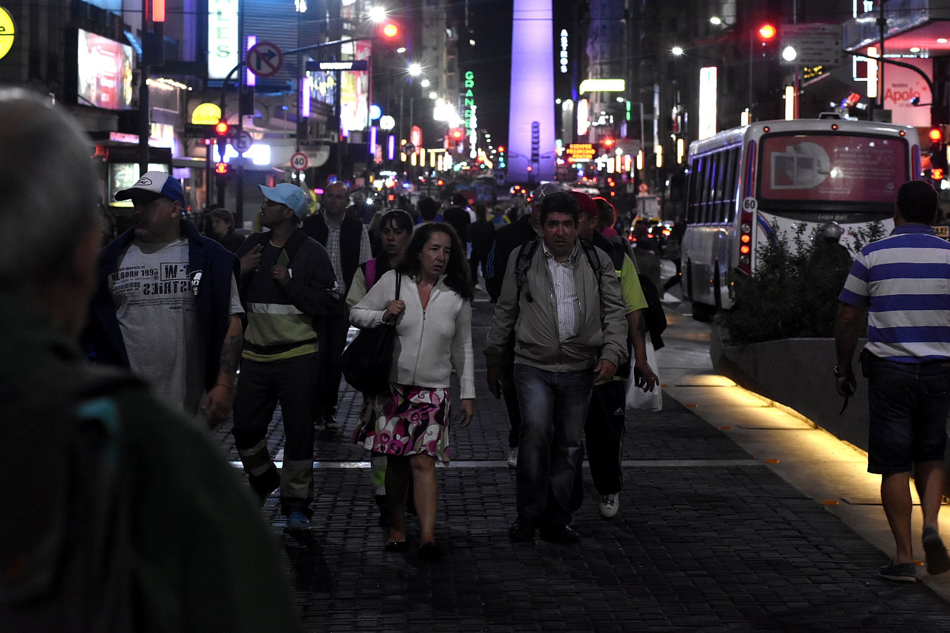 La actividad teatral y gastronómica de la calle Corrientes muestra menos movimiento que en otros períodos, según el análisis de Salinas (Nicolás Stulberg)