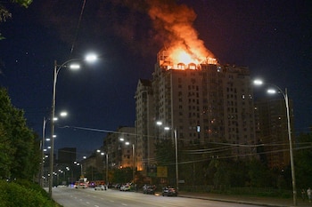 Un edificio de apartamentos arde tras un ataque con misiles rusos en Kiev, Ucrania, el jueves 2 de julio de 2026 (AP Foto/Danylo Antoniuk)