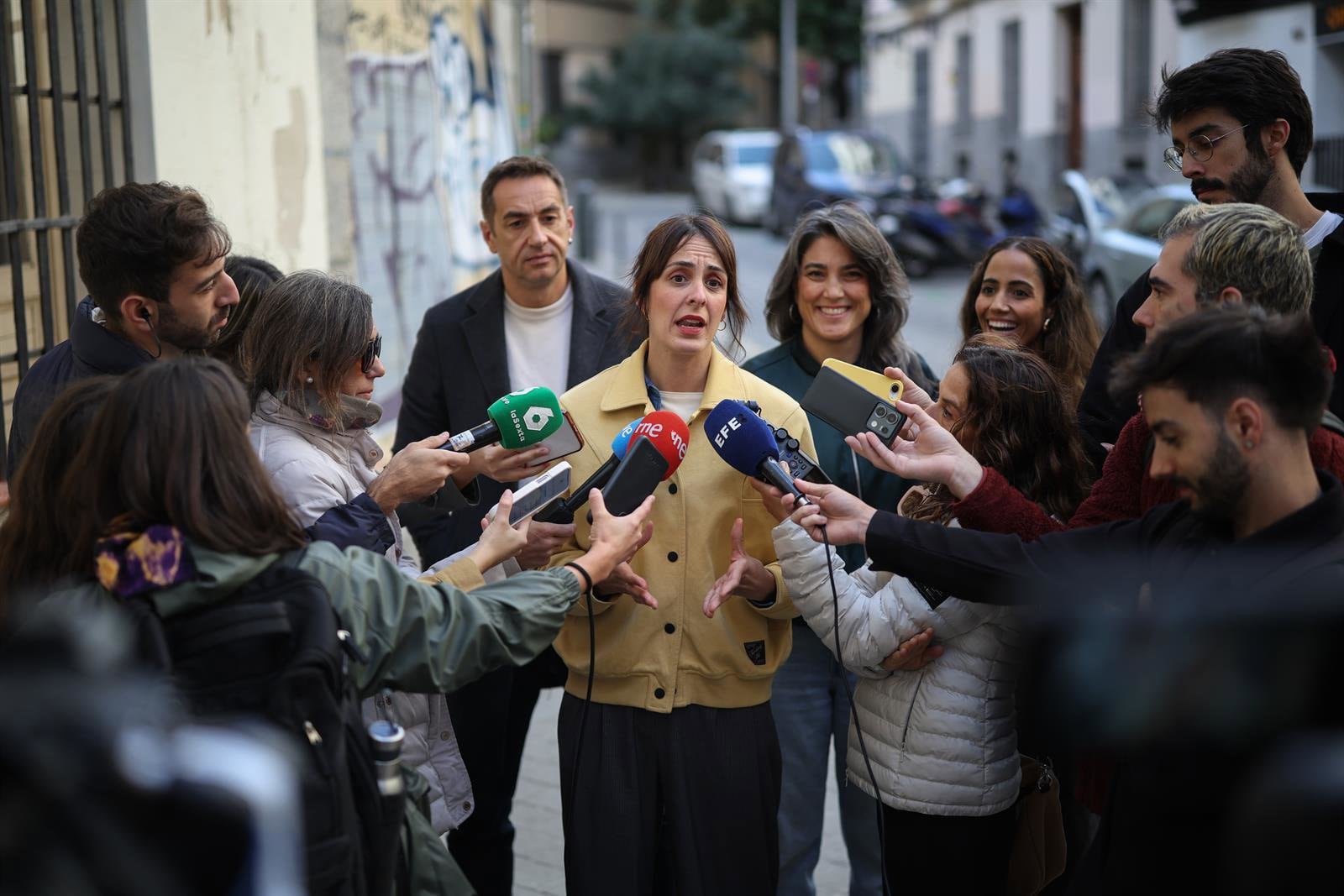 23/10/2026 El candidato del Frente Amplio por Madrid, Emilio Delgado, y la portavoz de Más Madrid en el Ayuntamiento de Madrid, Rita Maestre, la diputada de Sumar, Tesh Sidi, y la protavoz de Más Madrid en la Asamblea de Madrid, Manuela Bergerot, atienden a los medios de comunicación, a 23 de octubre de 2026, en Madrid (España). Delgado y Maestre han exigido medidas drásticas contra la especulación inmobiliaria, centrando su discurso en la regulación de los alquileres de temporada y la defensa de la vivienda como un derecho estable.POLITICA Alejandro Martínez Vélez - Europa Press