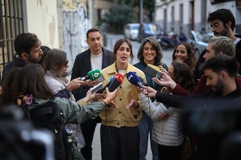 23/10/2026 El candidato del Frente Amplio por Madrid, Emilio Delgado, y la portavoz de Más Madrid en el Ayuntamiento de Madrid, Rita Maestre, la diputada de Sumar, Tesh Sidi, y la protavoz de Más Madrid en la Asamblea de Madrid, Manuela Bergerot, atienden a los medios de comunicación, a 23 de octubre de 2026, en Madrid (España). Delgado y Maestre han exigido medidas drásticas contra la especulación inmobiliaria, centrando su discurso en la regulación de los alquileres de temporada y la defensa de la vivienda como un derecho estable.
POLITICA
Alejandro Martínez Vélez - Europa Press