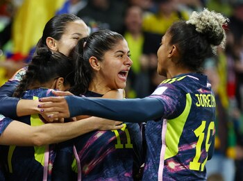 La celebración de la selección Colombia tras el gol de la capitana Catalina Usme. Foto: REUTERS/Hannah Mckay