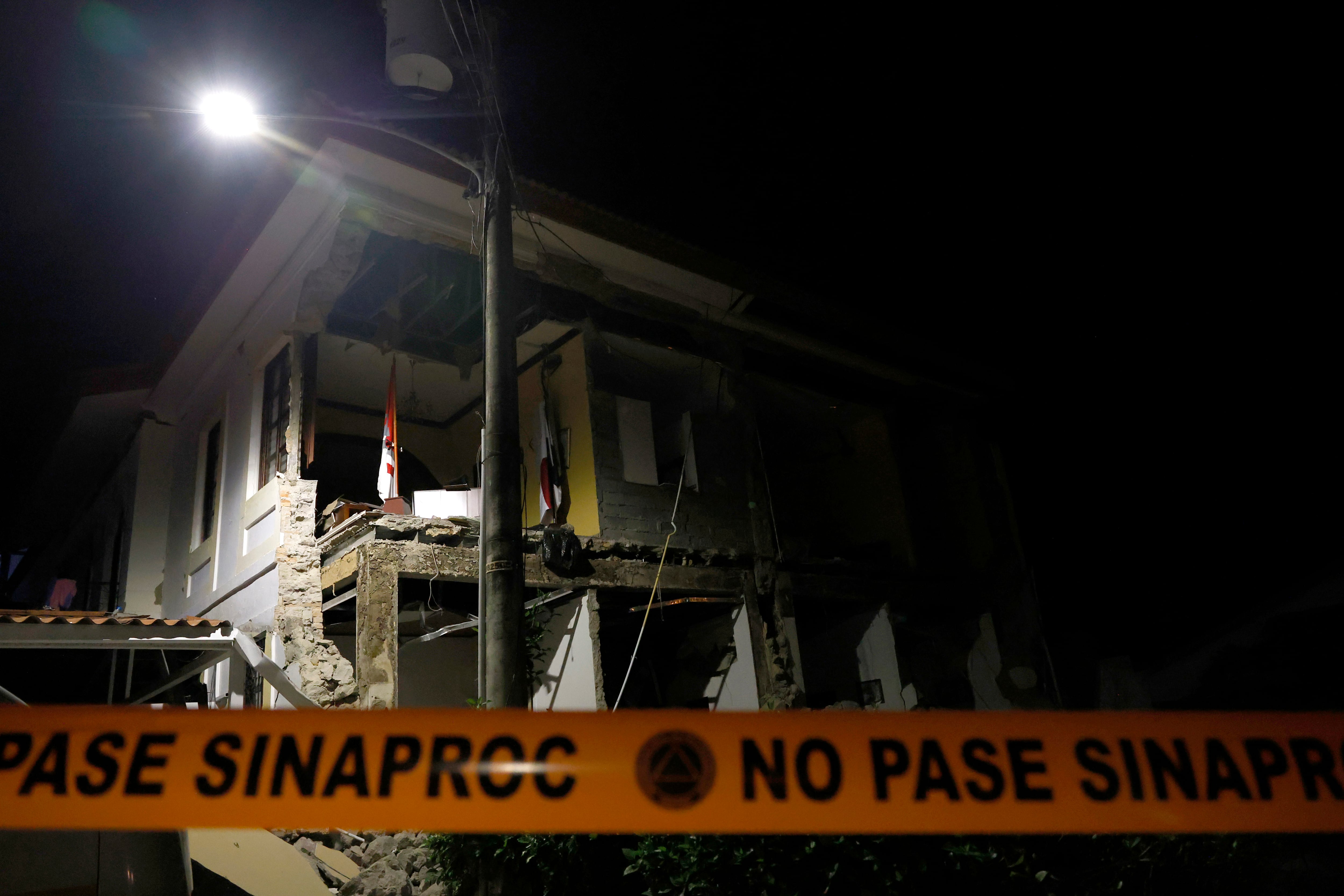 Fotografía que muestra una edificación afectada por el terremoto de magnitud 7.5 grados que afectó al país el viernes 9 de octubre. EFE/ Bienvenido Velasco