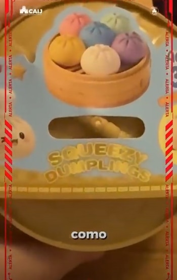 Empaque de un juguete que presenta seis figuras blandas con forma de dumpling en colores rosa, azul, verde, amarillo, beige y púrpura, en una vaporera