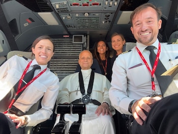 El papa León XIV en la cabina de vuelo. (RTVE)
