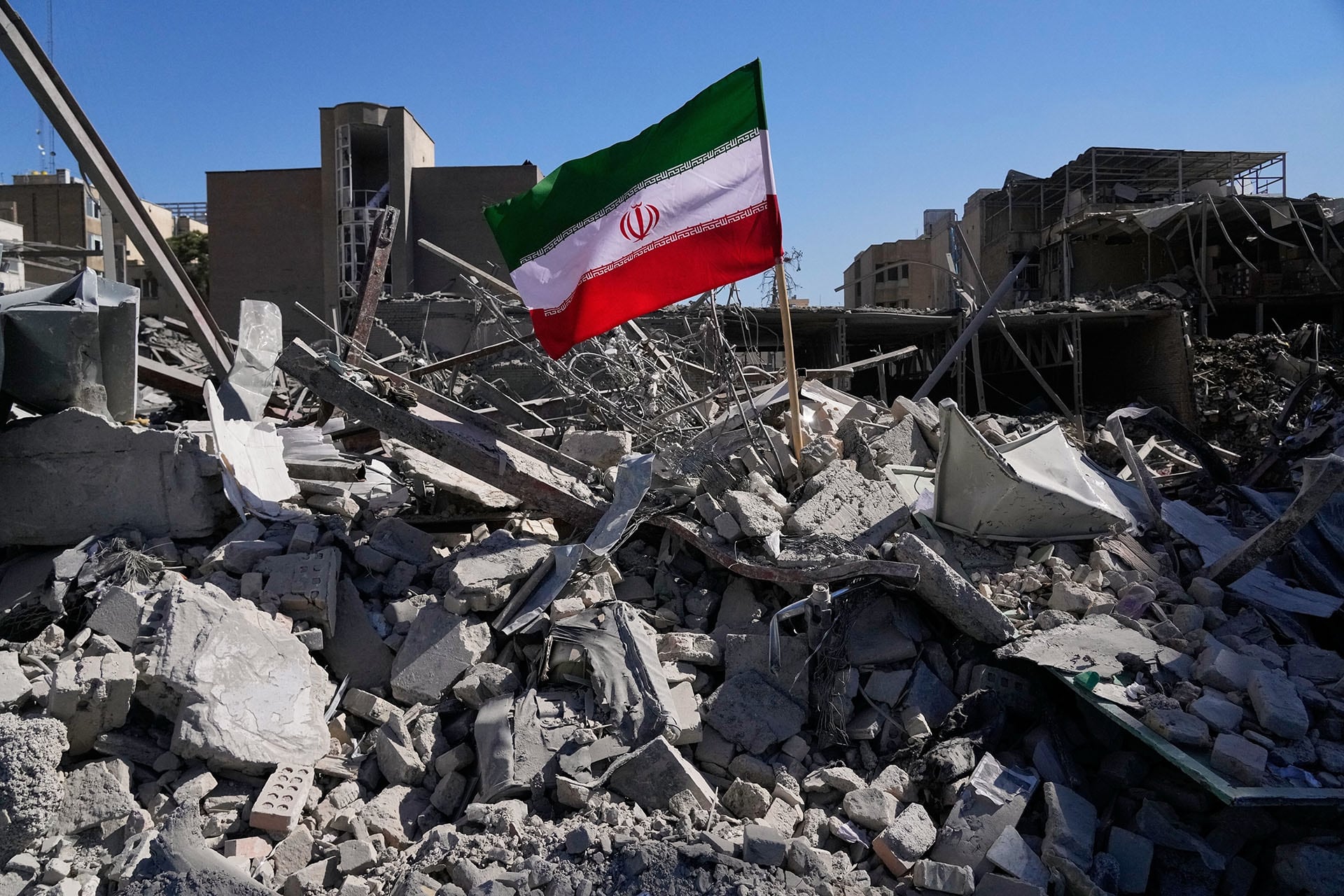 Una bandera iraní se ve entre las ruinas de una comisaría atacada el lunes durante la campaña militar de Israel y Estados Unidos en Teherán, Irán, el martes 3 de marzo de 2026
(AP Foto/Vahid Salemi)