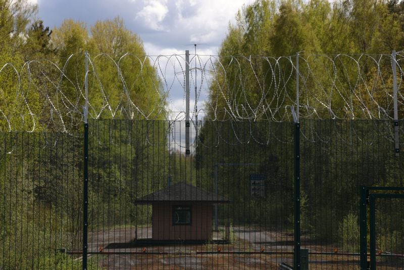 Vista de un antiguo puesto de control ruso detrás de la nueva valla de barrera en la frontera entre Finlandia y Rusia en Nuijamaa, Finlandia. 21 de mayo de 2025. (REUTERS/Leonhard Foeger)