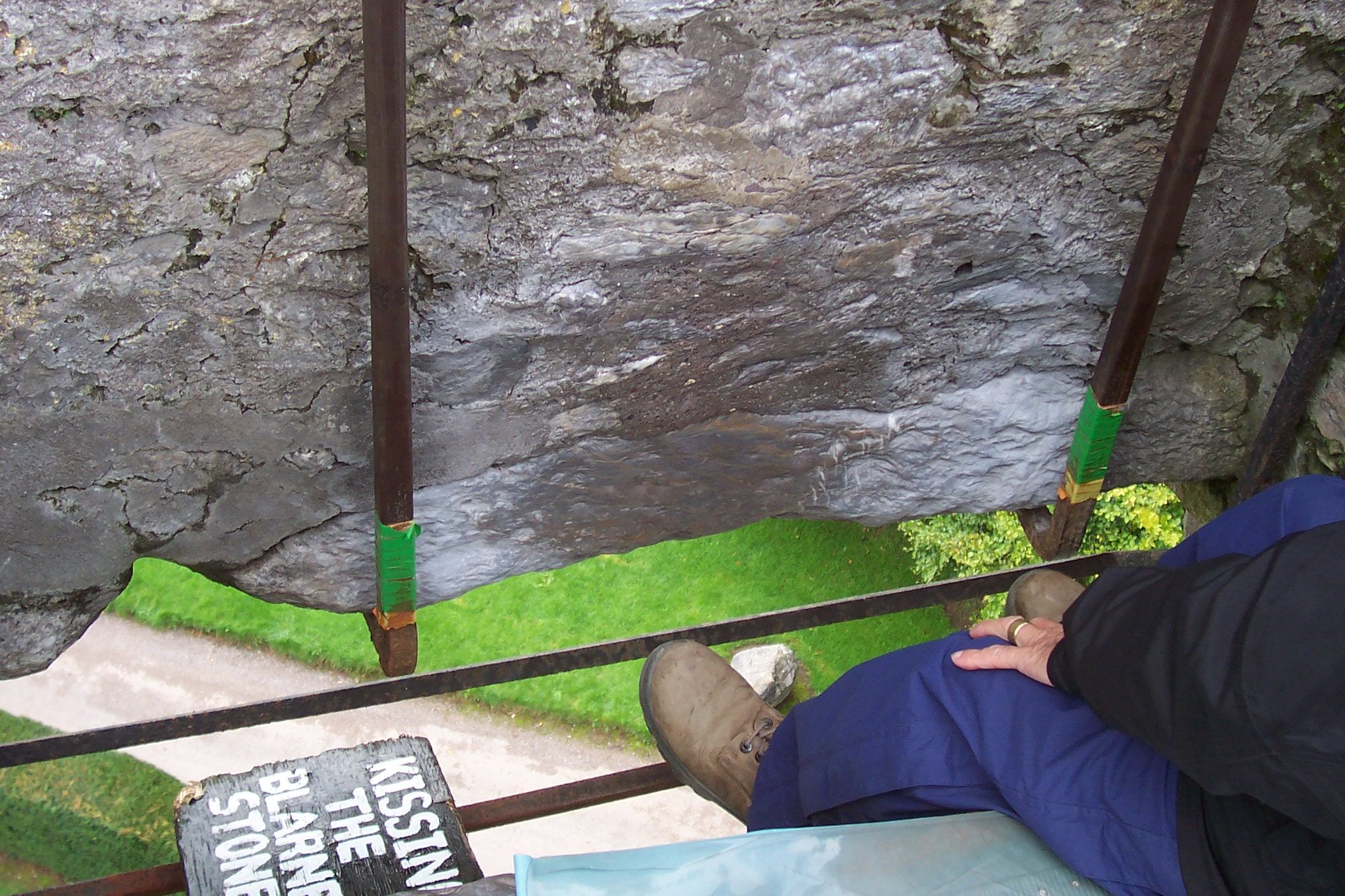 El ritual de besar la Blarney Stone exige que los visitantes se sujeten a barandas de hierro y se asomen hacia el vacío para cumplir la tradición (Wikimedia)