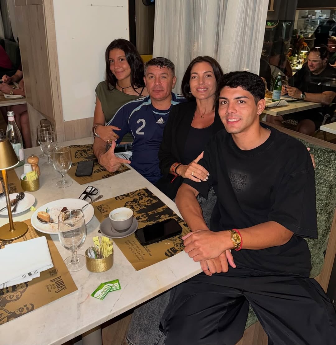 Pablo Lescano, Cecilia Calafell y su familia comparten una cena en un restaurante, mostrando un momento de reconciliación y unión familiar.