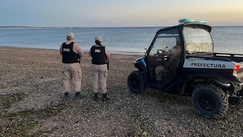 Dos agentes de la Prefectura