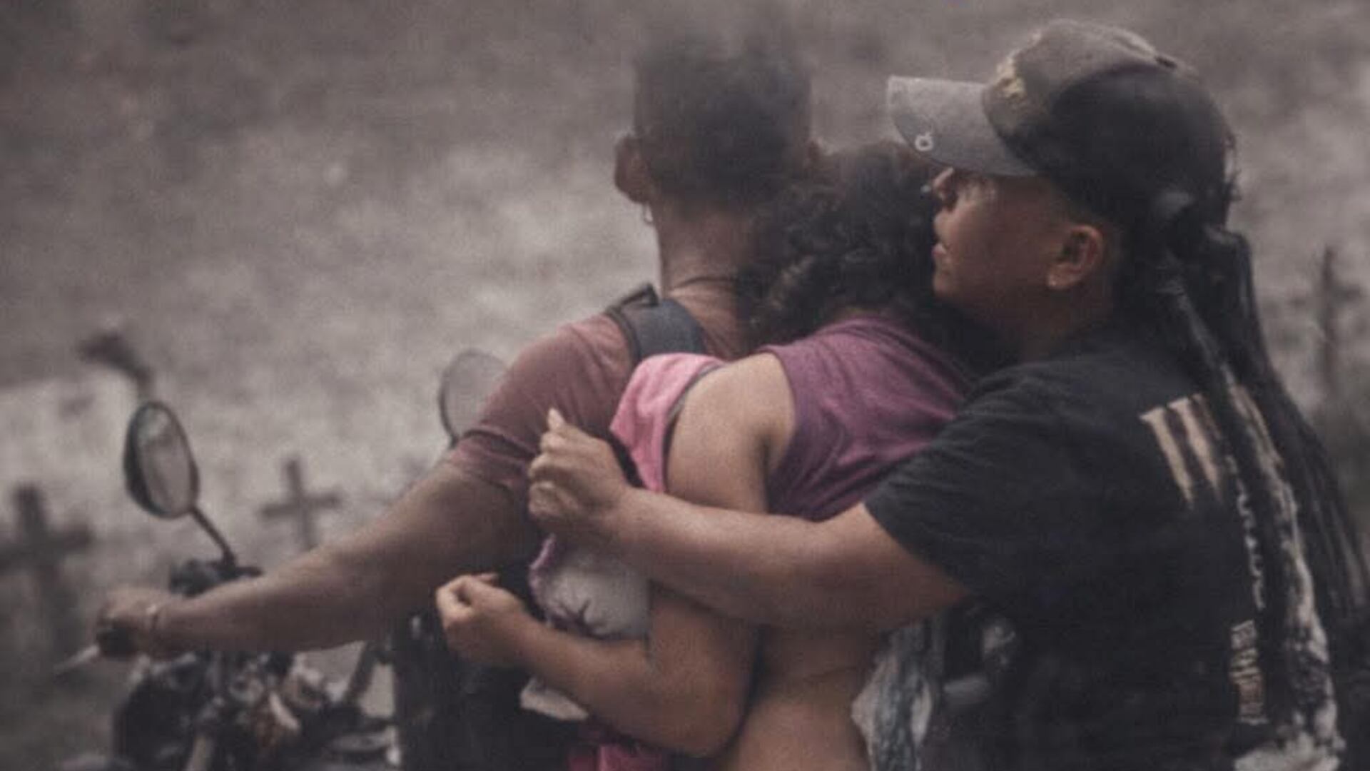 Yaneth Rojano Mendoza, madre de la joven de veintiséis años, se vio obligada a recoger el cadáver de su hija asesinada y trasladarlo setenta kilómetros en motocicleta - crédito @EltrinoCo/X