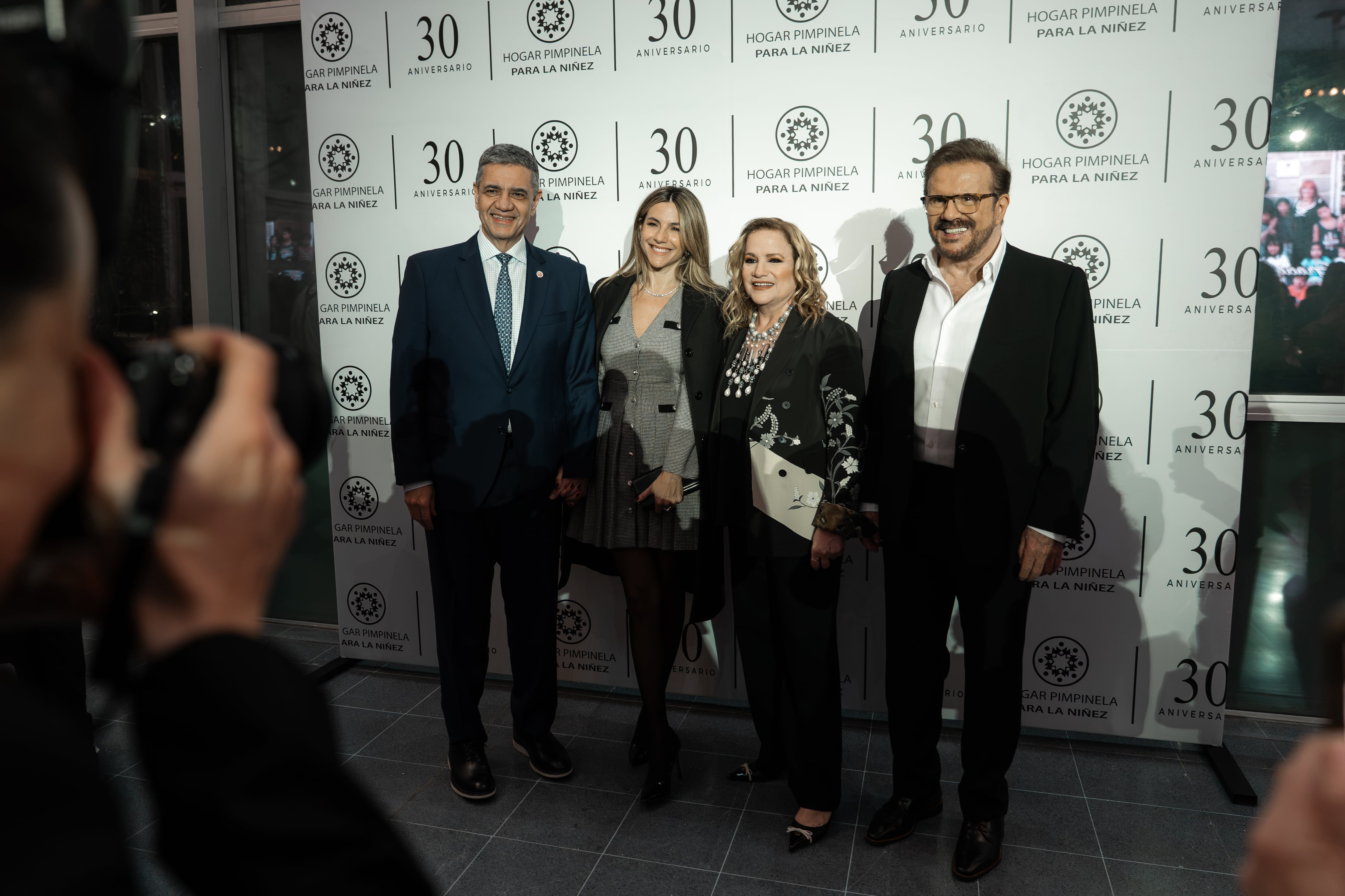 Jorge Macri, jefe de gobierno porteño, junto a su esposa María Belén Ludueña junto a los anfitriones, Lucía y Joaquín Galán