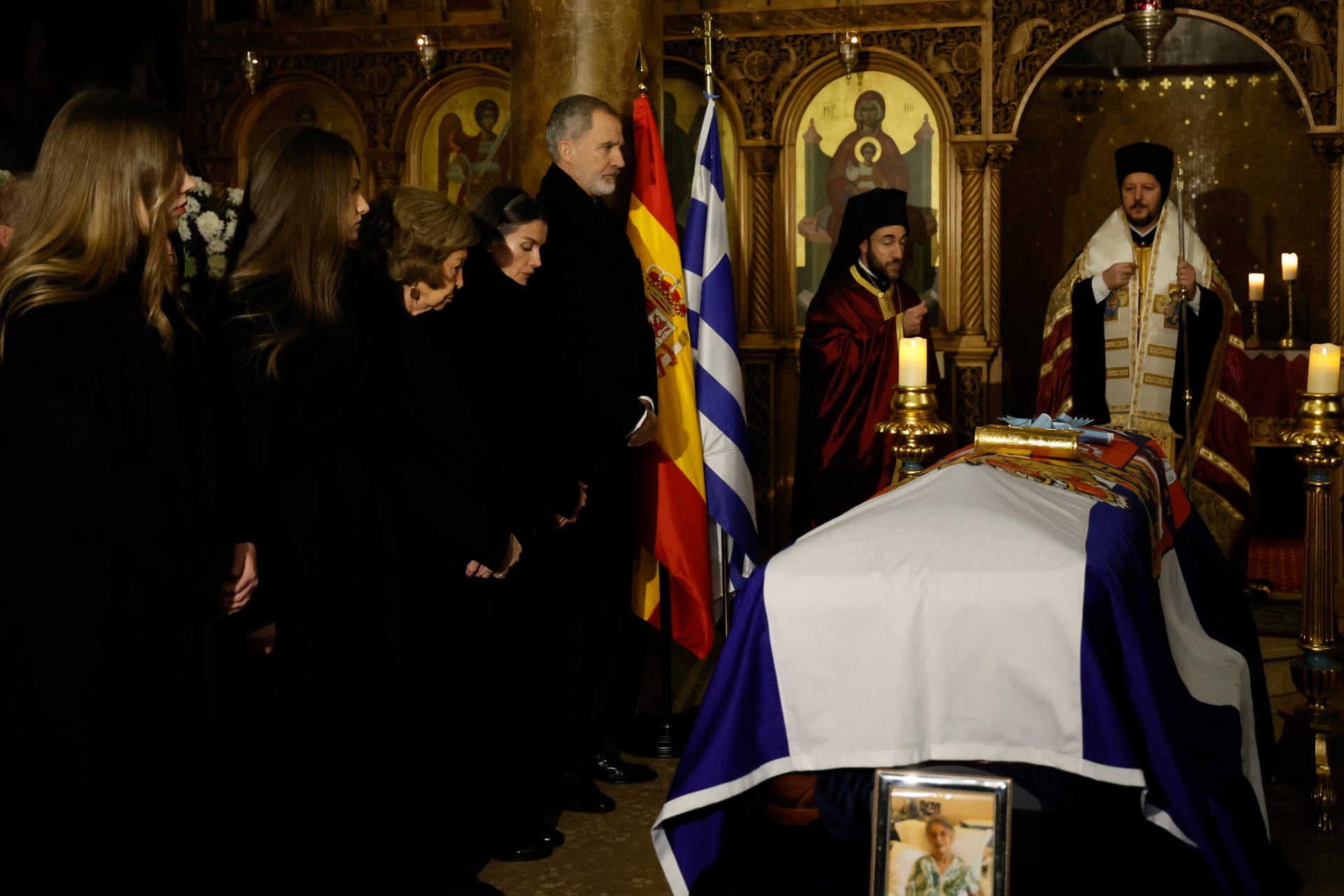 La reina Sofía, junto a los reyes Felipe VI y Letizia, la princesa Leonor y la infanta Sofía, en la catedral ortodoxa griega de San Andrés y San Demetrio de Madrid donde este sábado se celebra un responso en memoria de la princesa Irene de Grecia (EFE/Ballesteros)